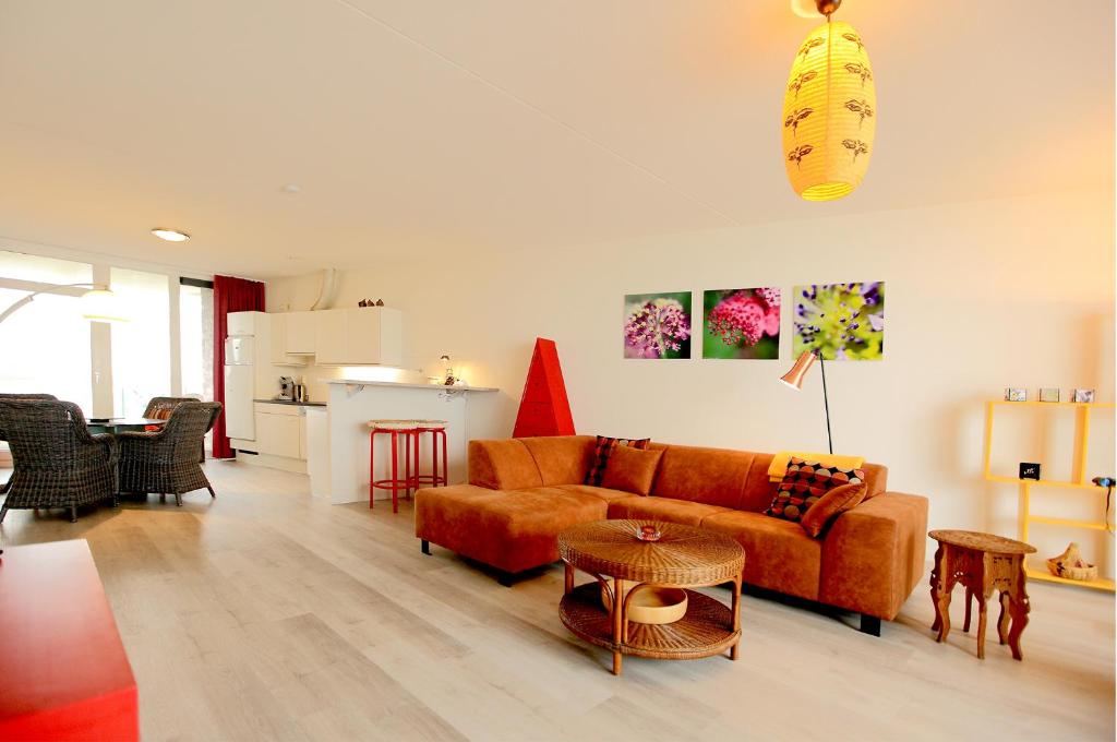 布雷斯肯斯Kustverhuur, Appartement aan zee, Port Scaldis 05042的客厅配有沙发和桌子