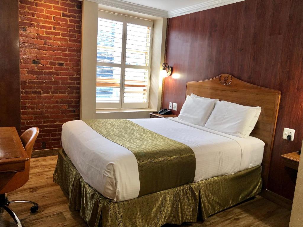 华盛顿建筑师酒店的酒店客房,设有一张砖墙床
