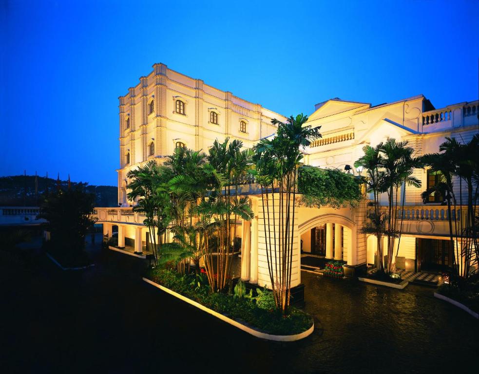 加尔各答欧贝罗伊大加尔各答酒店的一座棕榈树环绕的大建筑