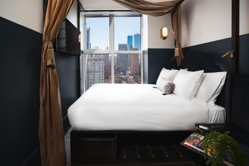 纽约CIVILIAN Hotel的一间卧室设有一张大床和一个窗户。