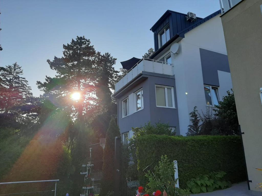 维也纳Haus Apricum - schön wohnen & gratis parken的阳光照耀的白色房子