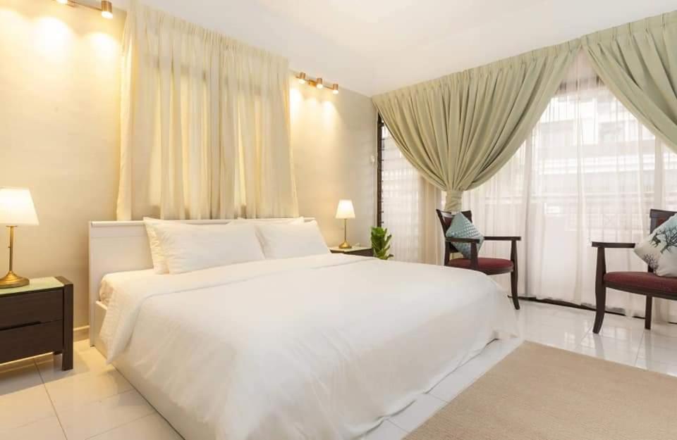 乔治市Isabella Villa George Town Penang的卧室设有一张白色大床和一扇窗户。