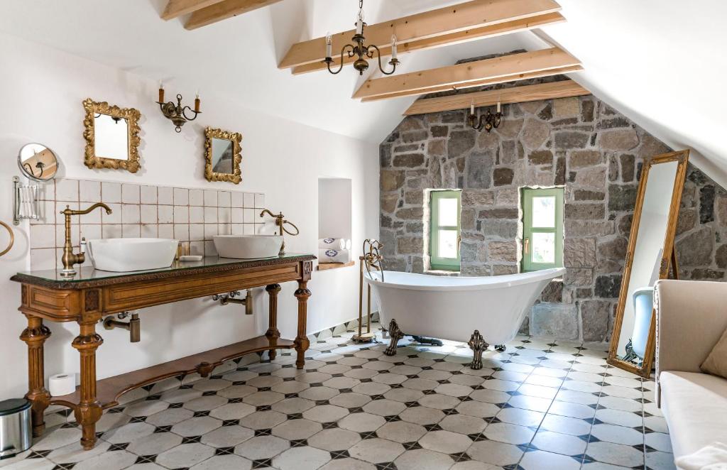 考波尔奇Hazai Provence的带浴缸和石墙的浴室
