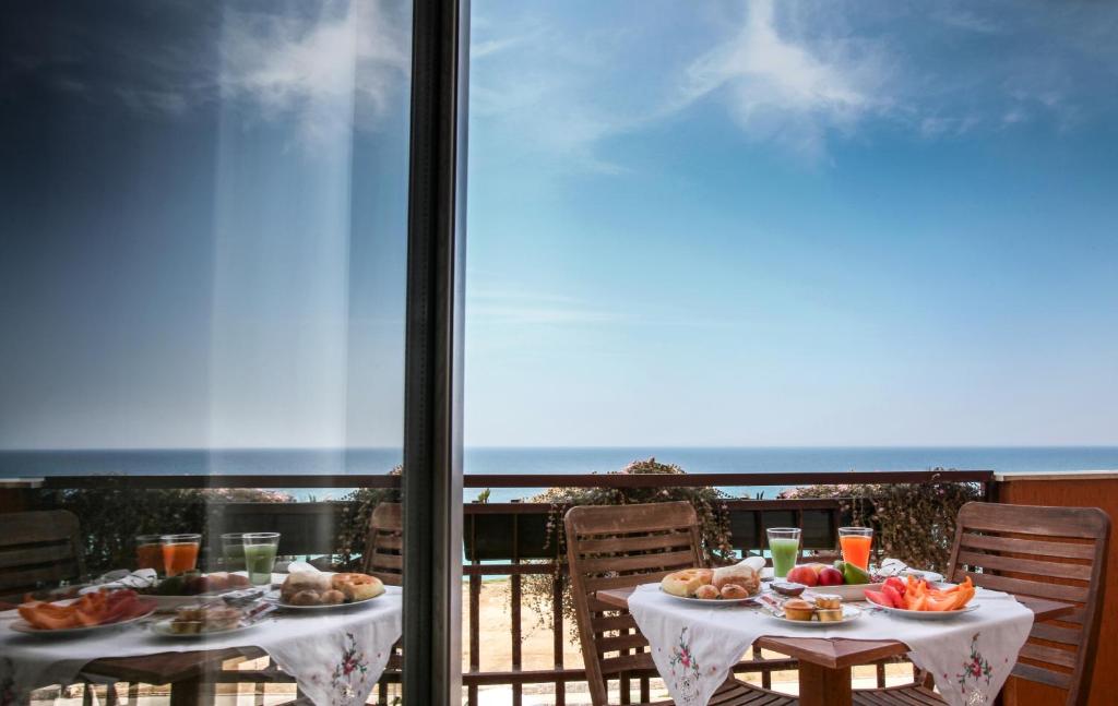 加利波利Dimora Di Mare Gallipoli的一张桌子,上面有食物,享有海景