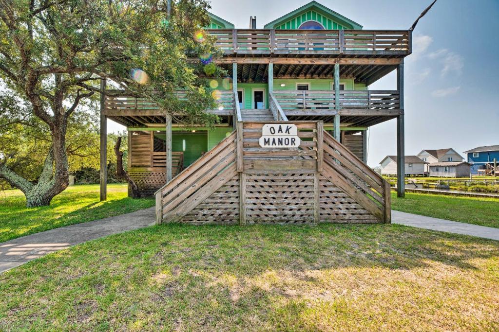 哈特勒斯Quiet Hatteras Duplex with Decks about 1 Mile to Beach的前面有木门的房子