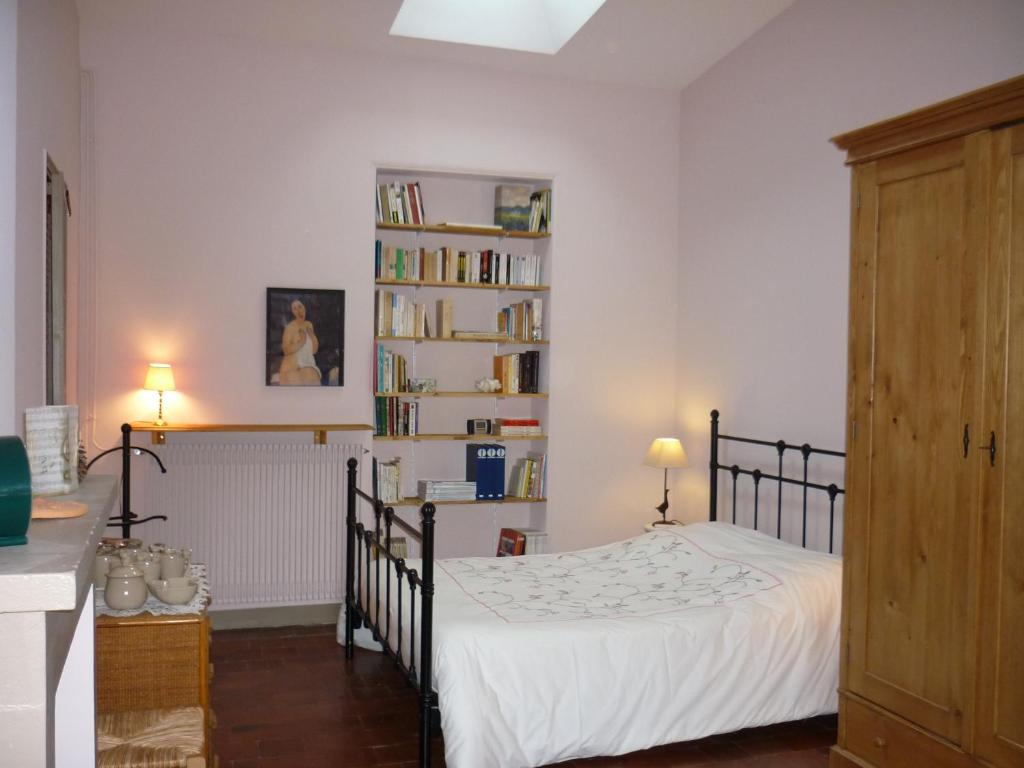 贝叶渡渡塔迪尼斯住宿加早餐旅馆的一间卧室设有一张床和一个书架