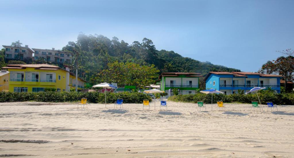 邦比尼亚斯坎托达斯佩德拉斯旅馆的沙滩上沙滩上摆放着椅子和遮阳伞