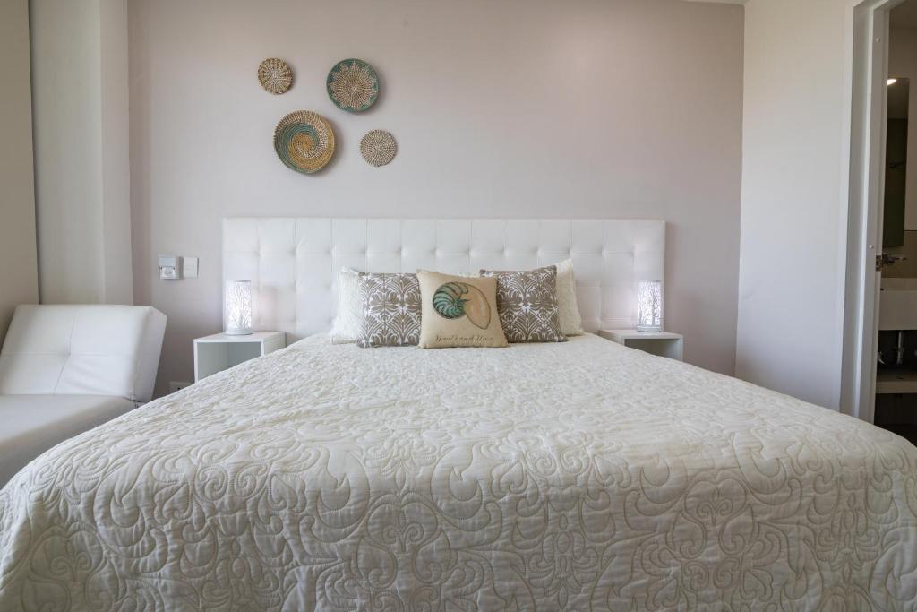 卡塔赫纳Apto en Morros Epic Cartagena的白色卧室配有一张带枕头的大白色床