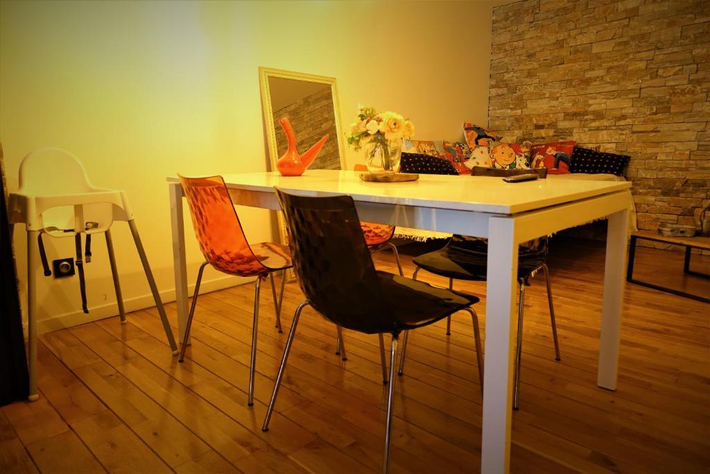 滨海阿热莱斯Maison Small Luxury ( planxa,suite,solarium,jacuzzi,pas de vis à vis)的客房内的白色桌椅
