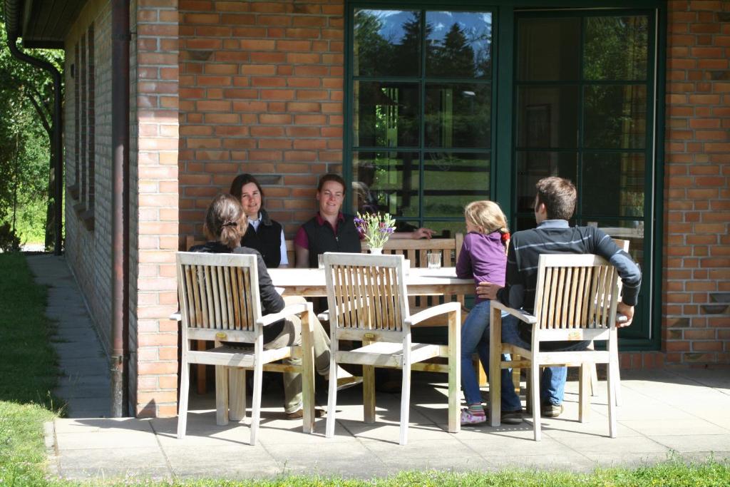 Neu KlockenhagenFerienhaus "New Forest"的一群人坐在桌子旁