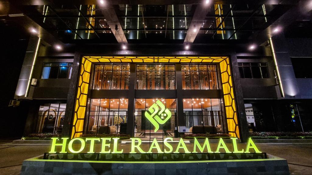 GeutieueHotel Rasamala的拉斯马利亚在晚上大楼前的酒店