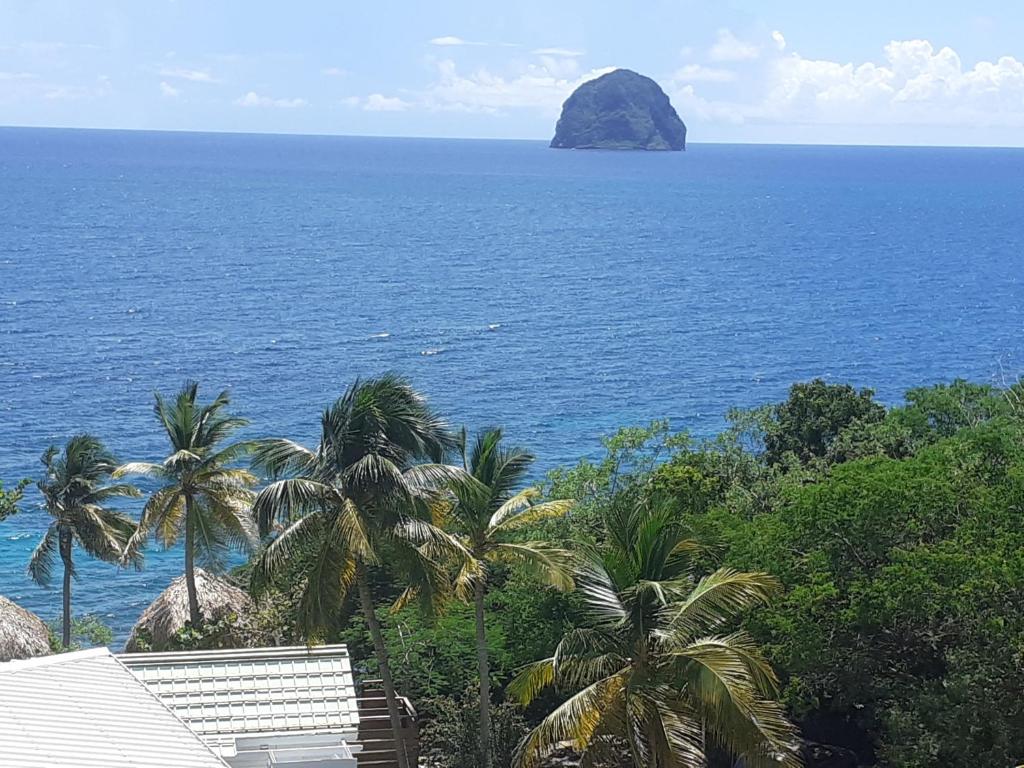 勒迪亚芒Jolie studio vue mer的远方岩石的海景