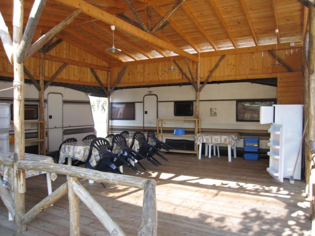 卡拉姆西Camping Tsitreli的一个带桌椅的大型凉亭和一间厨房