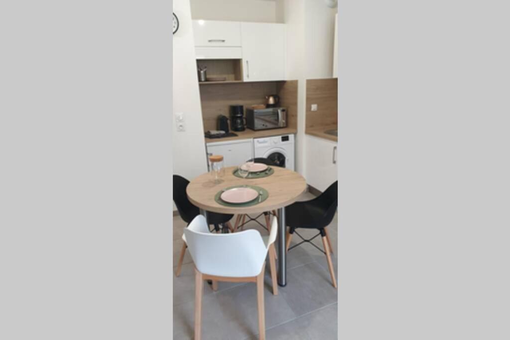 沙泰勒吉永Bel appartement dans residence de standing neuve的一个带木桌和椅子的小厨房