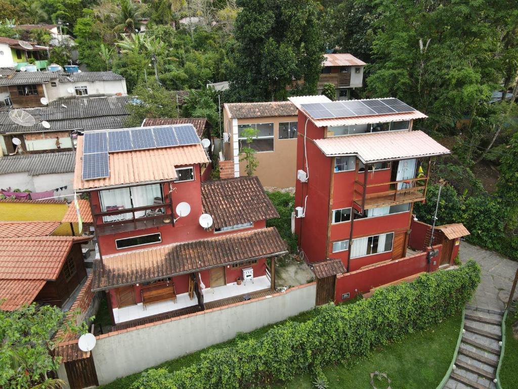 阿布拉奥Mi Casa Su Casa Lofts的享有房子的空中景色,上面设有太阳能电池板