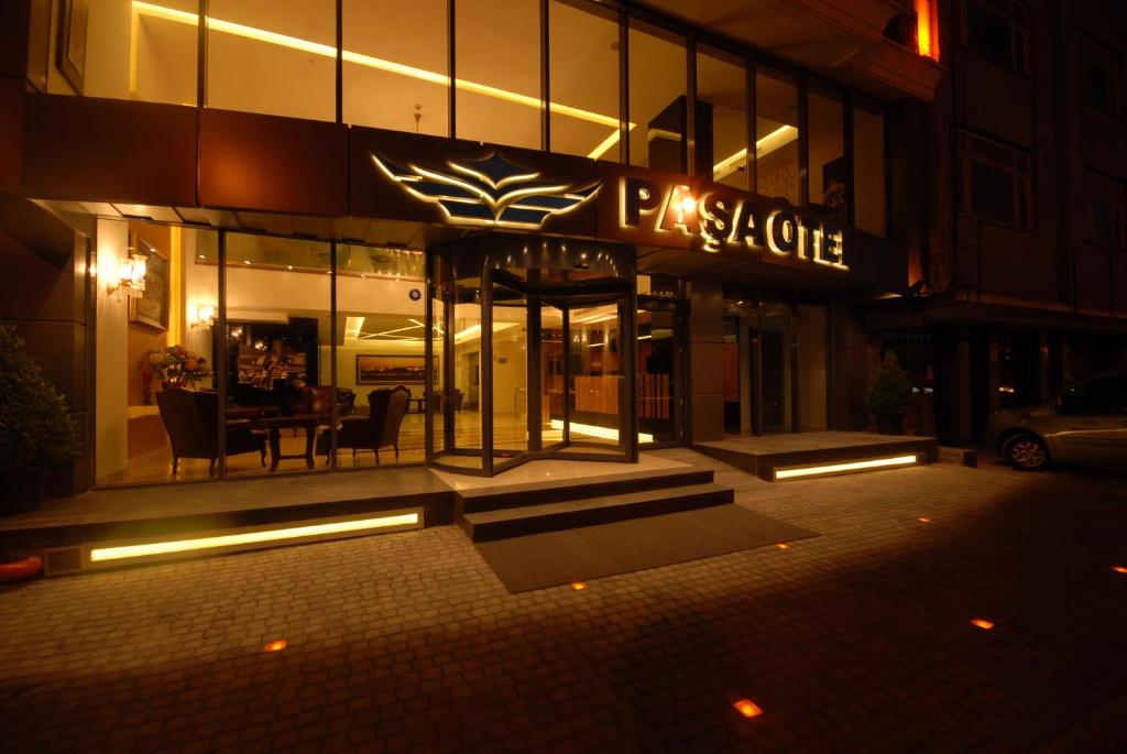 开塞利伊玛莫格鲁帕萨布提克酒店的大楼前有标志的餐厅