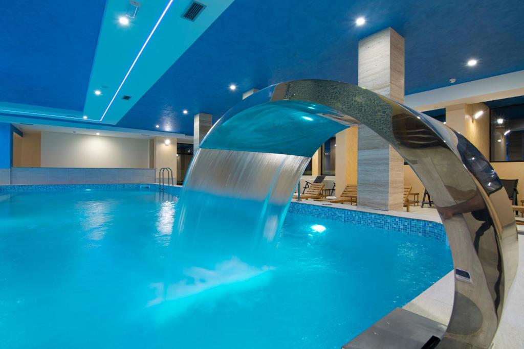兹拉蒂博尔Hotel Agape的一座带水滑梯的游泳池