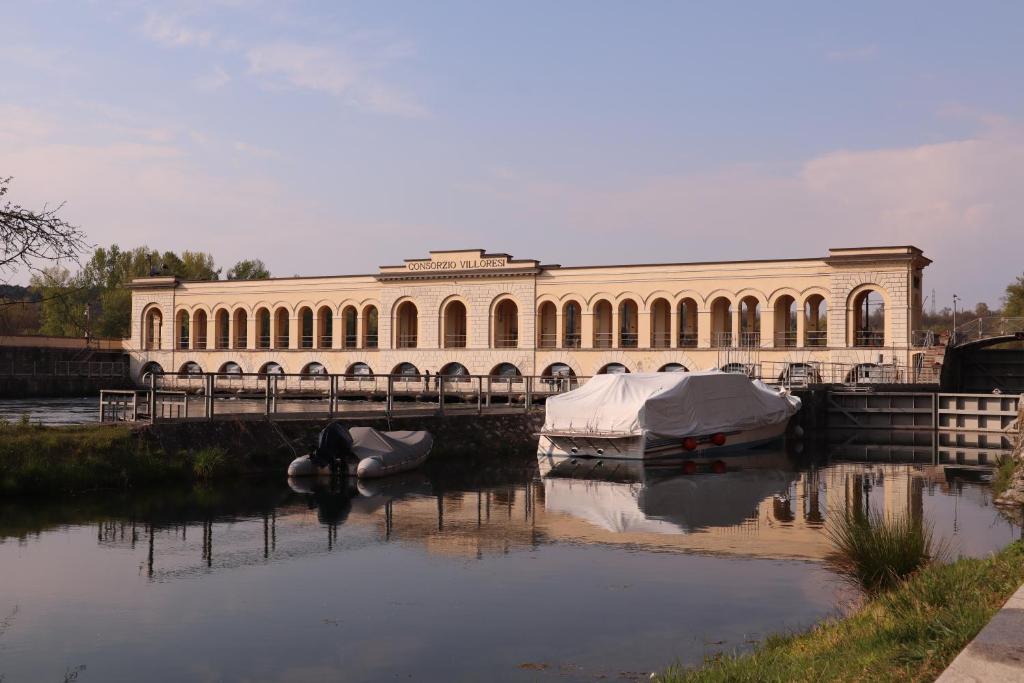 索马伦巴多Panperduto的河边一座大型建筑,里面装有船只
