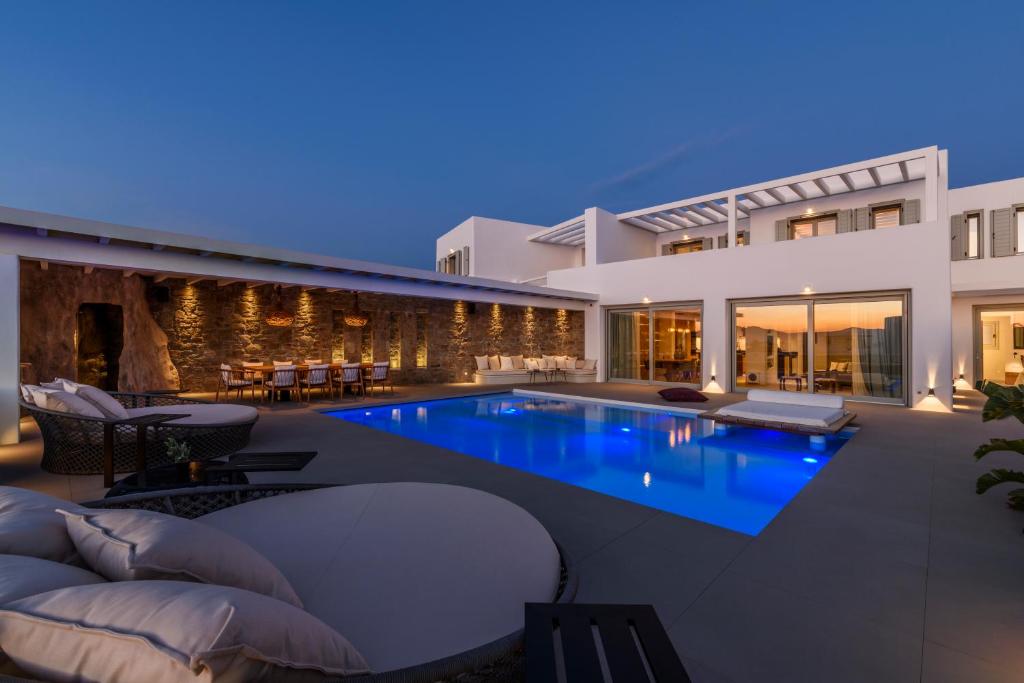 米克诺斯城Splendid Mykonos Luxury Villas & Suites的享有带游泳池的房屋外部景致