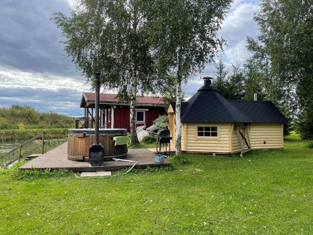 KülitseBeautiful private cabin near Tartu的小屋旁设有甲板