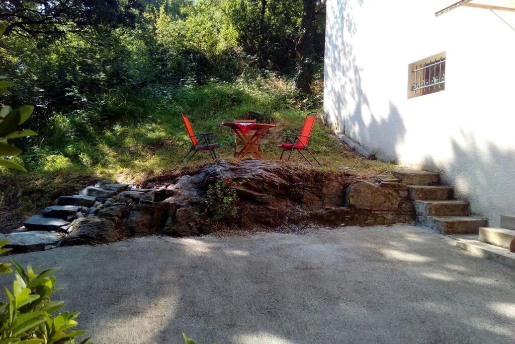 GeuDuplex at the foothills of the Pyrenees的后院设有两张红色椅子和一张桌子