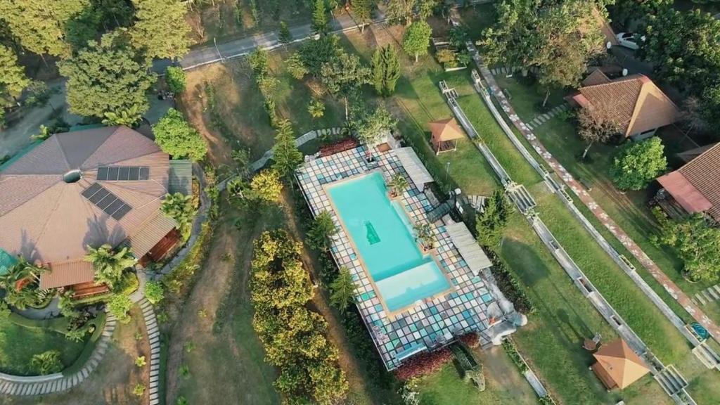 农南登托斯丽普爱特度假村的享有庭院游泳池的顶部景色