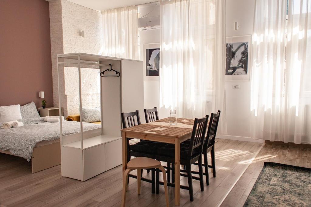 雅西Sunny Studio Apartment的一间带桌椅和一张床的用餐室