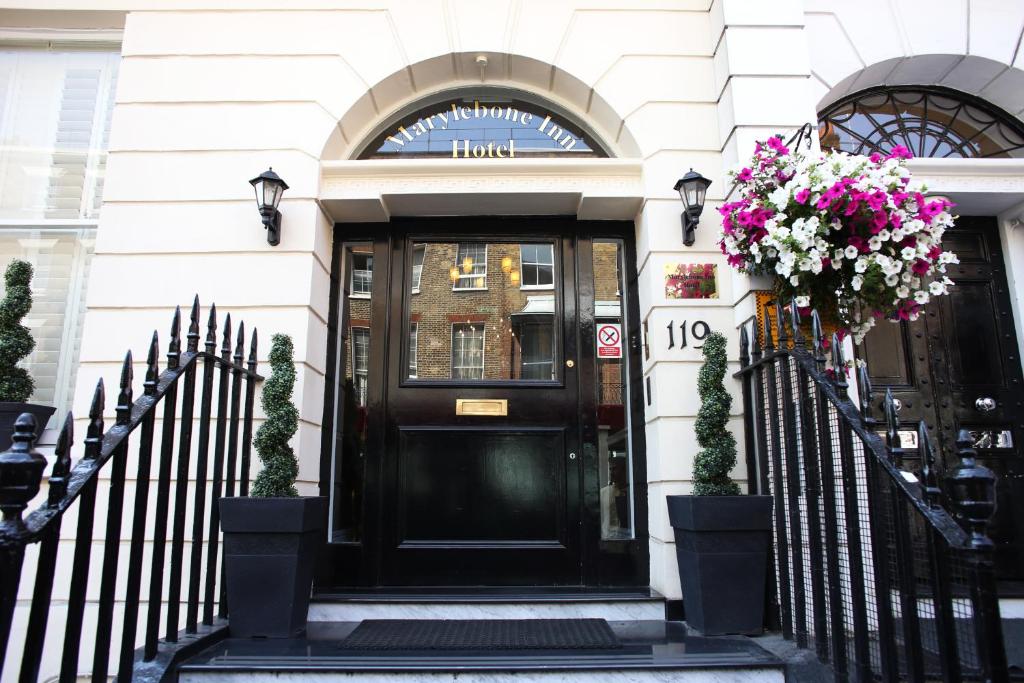 伦敦马里波恩旅馆的鲜花盛开的建筑物的黑色前门