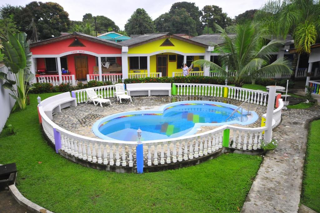 拉塞瓦彩虹村公寓的庭院中带游泳池的房子