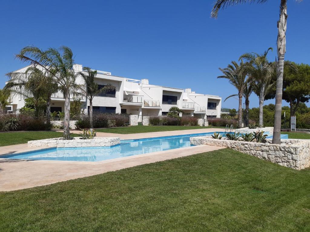 皮拉尔－德拉奥拉达达Prachtig penthouse appartement op Lo Romero golf的一座别墅,设有游泳池和棕榈树