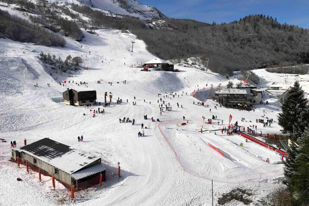 古雷特Le Skidoux 2*, au pied des pistes, vue montagne的一群人沿着雪覆盖的斜坡滑雪