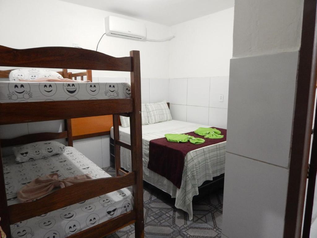马拉戈日Praia Hostel的小房间设有两张双层床和一台冰箱