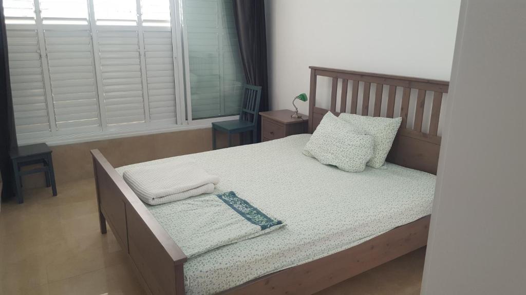 Qiryat OnoRoom near Sheba Medical Center, and Bar Ilan, and TLV Airport的一间卧室配有带白色床单和枕头的床。