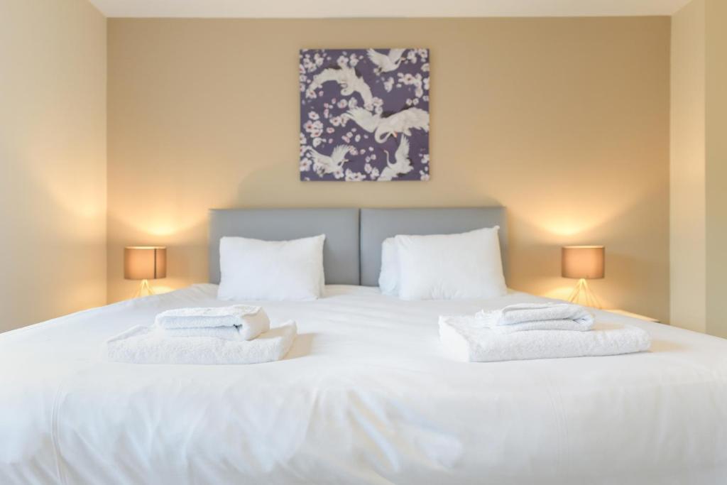 BinghamStunning Garden House with Free WIFI and Parking的卧室配有一张带两个枕头的大白色床