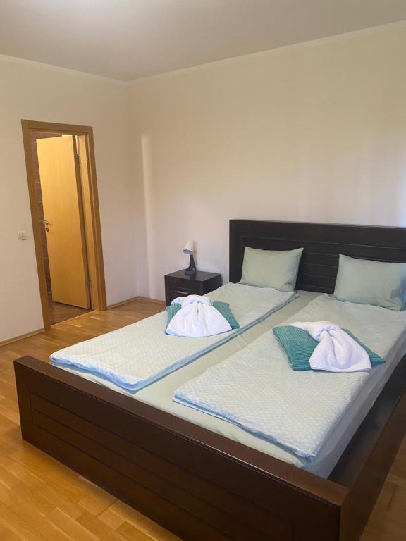 普拉韦茨K's Place Apartment Pravets Golf Resort的一间卧室配有一张大床和毛巾