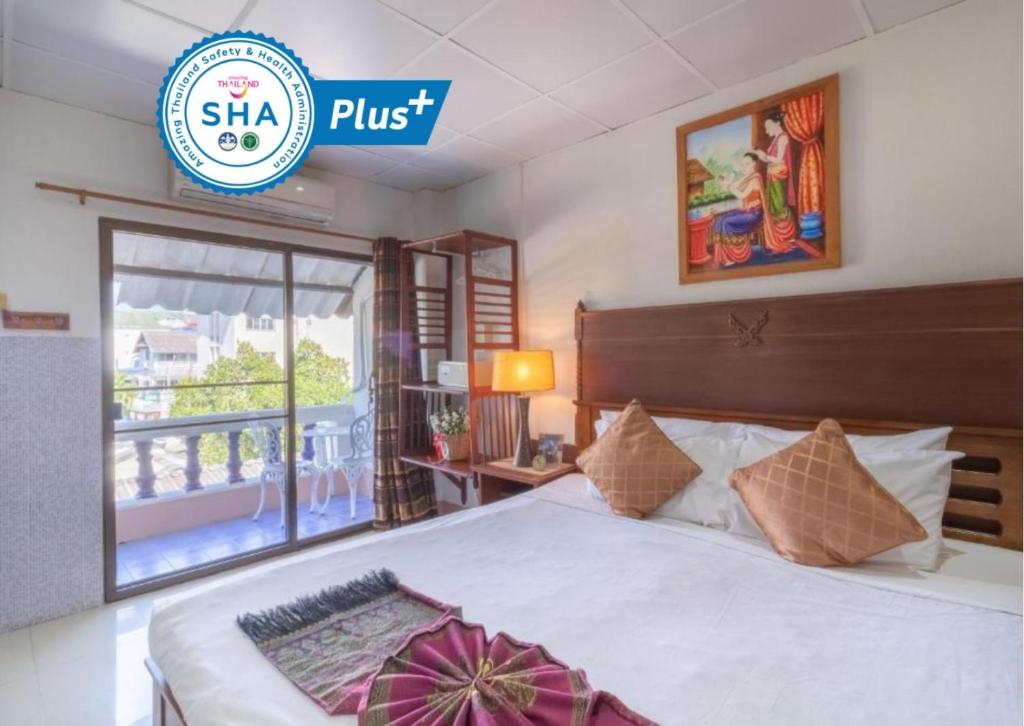 清迈Rendezvous Oldtown Chiangmai SHA Extra Plus的一间卧室,配有一张床和一个标有slka plus的标志