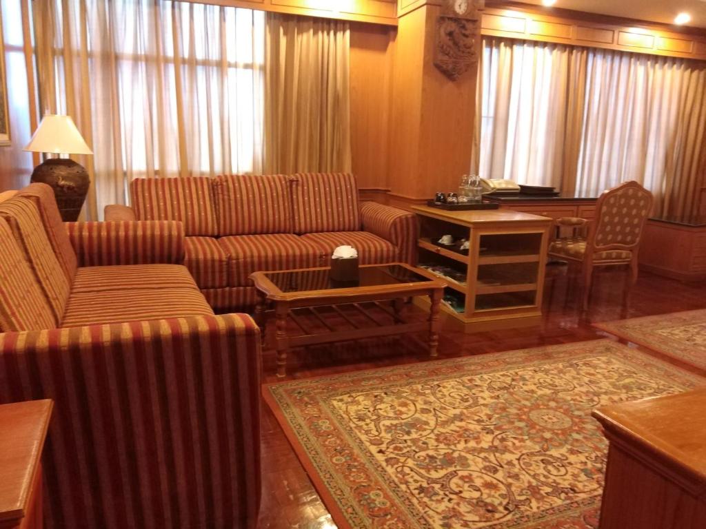 玛哈沙拉堪Taksilahotel的带沙发、桌子和书桌的客厅