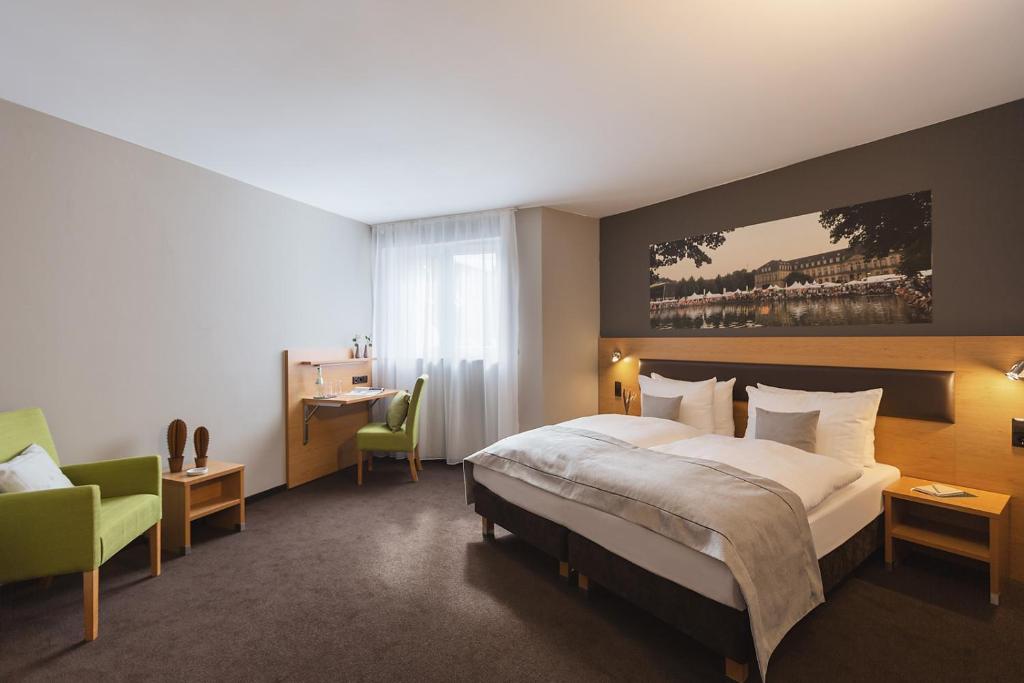 斯图加特诺富姆布鲁酒店的酒店客房带一张大床和一把椅子