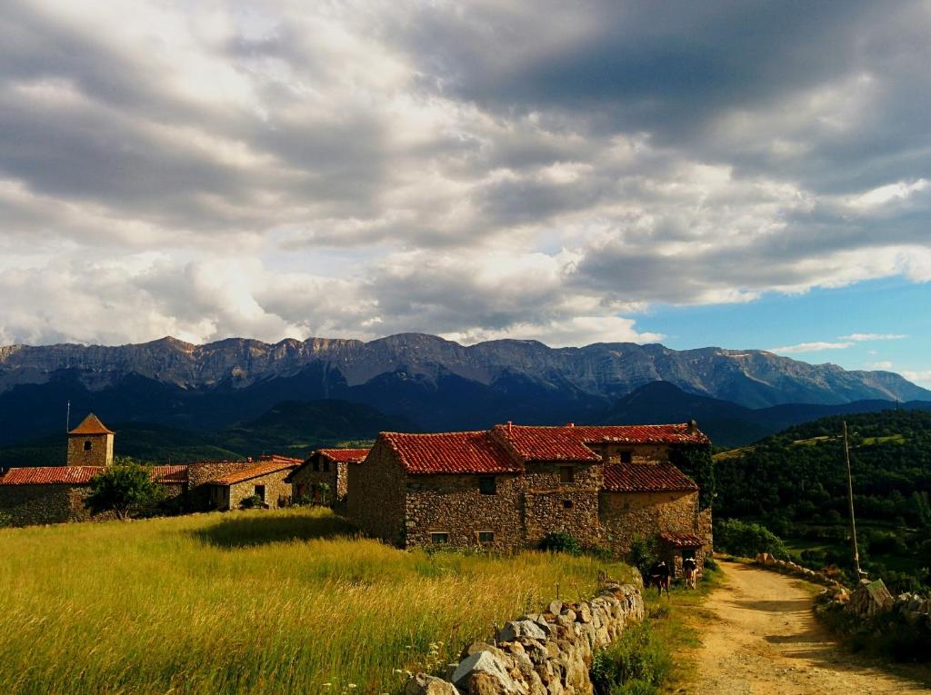 MússerCa l ' Isidró的山丘上一组建筑,背景是山丘