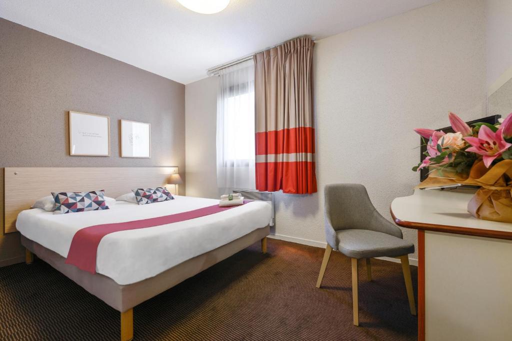南特Appart'City Classic Nantes Viarme的配有一张床和一把椅子的酒店客房