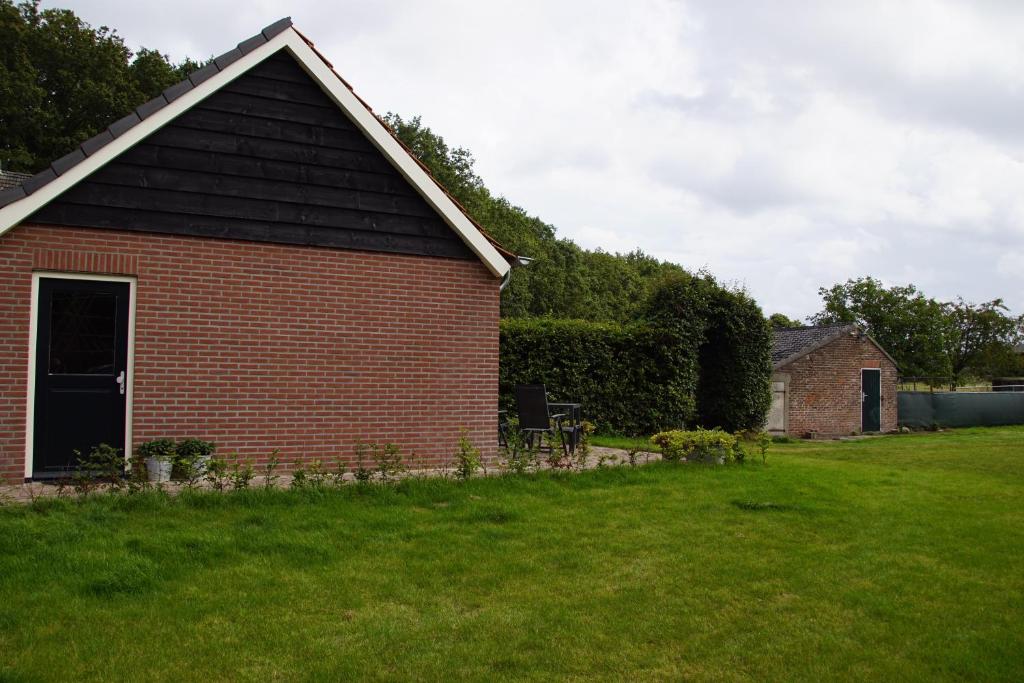 WellerlooiZur Grünen Heide的一座红砖房子,有草地庭院
