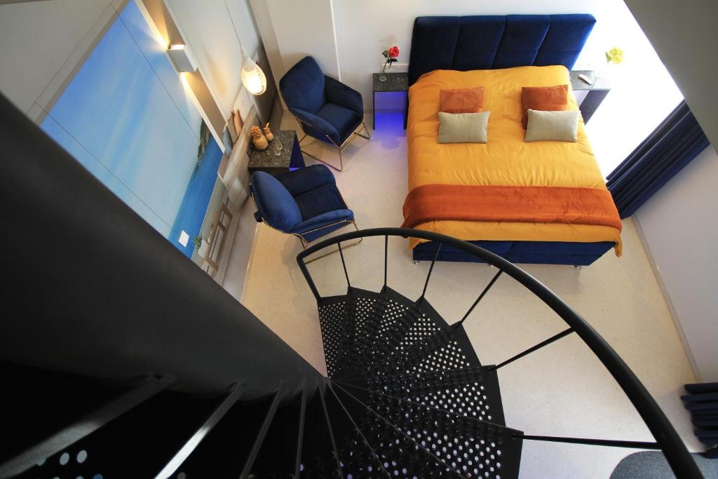 比林根B&B Ferienhof AB Wellness Suite的享有高空美景,设有一张床和椅子