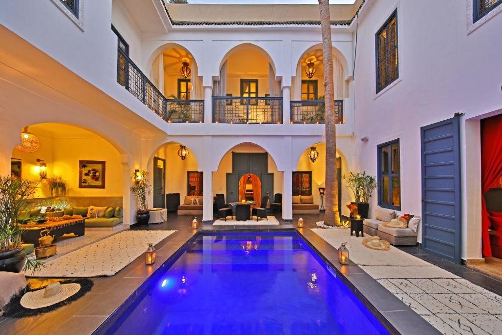 马拉喀什安妮萨特摩洛哥传统庭院住宅的一座大房子,客厅设有游泳池