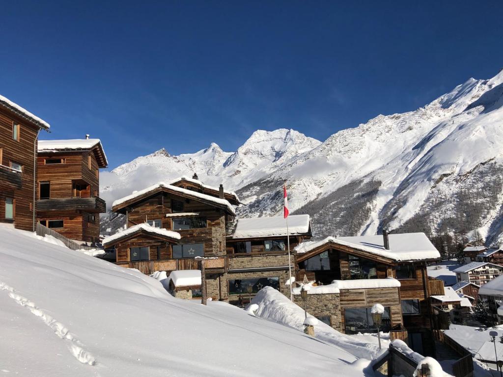 萨斯费Boutique Lodge Spycher的雪覆盖的山地的滑雪小屋