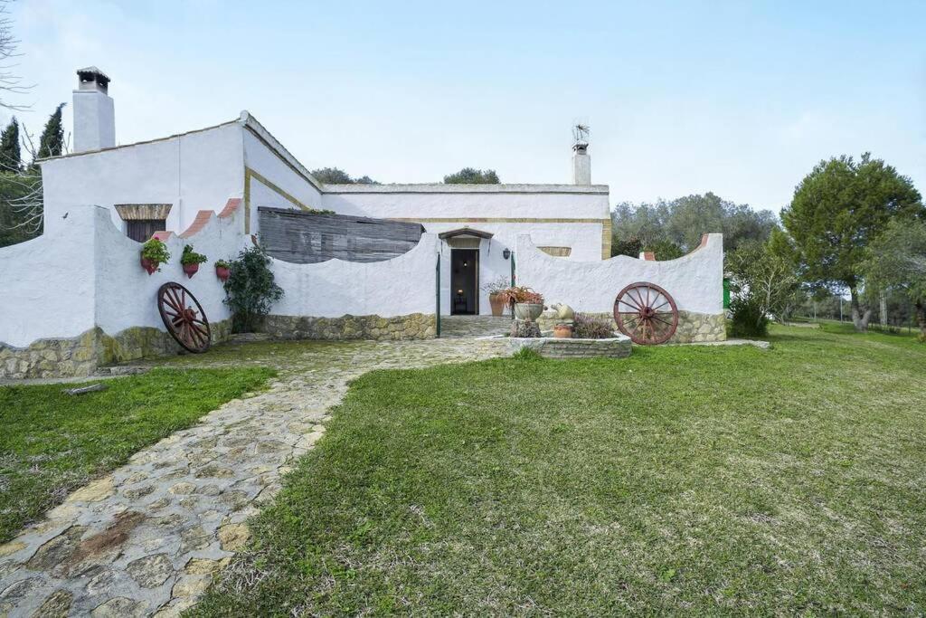 贝赫尔-德拉弗龙特拉casa rural el niño Santamaría , con piscina y wifi的前面有草地的白色房子