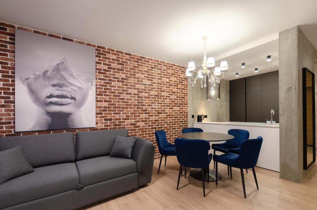 基辅1295 Best loft apartment in Kyiv的客厅配有沙发和桌椅