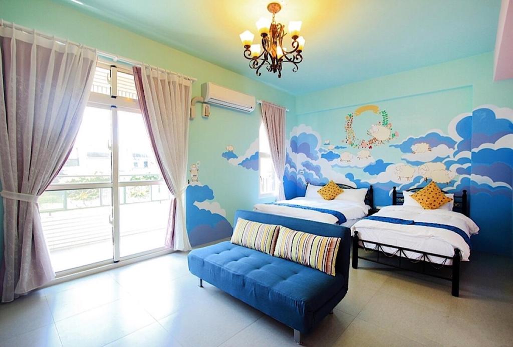 瑞穗乡黑皮森林的一间蓝色卧室,配有两张床和吊灯