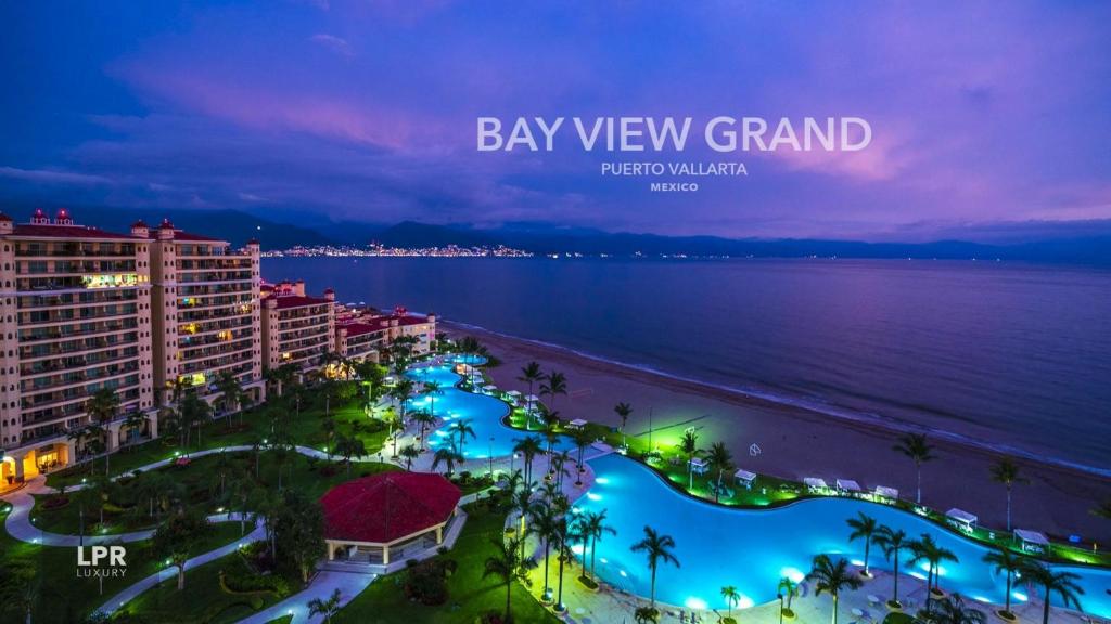 巴亚尔塔港Paradise apartment, private beach condo Bay View Grand的海湾景豪华度假村的海滩美景