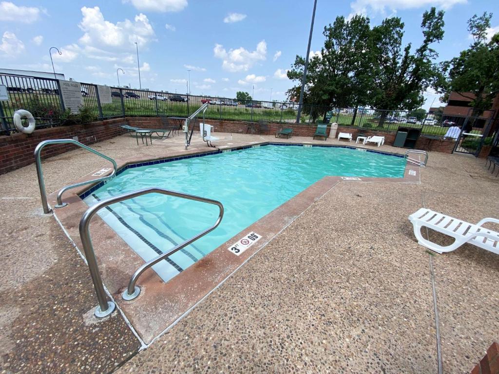 俄克拉何马城Motel 6 Oklahoma City OK Fairgrounds West的一座小型游泳池,四周有金属栏杆