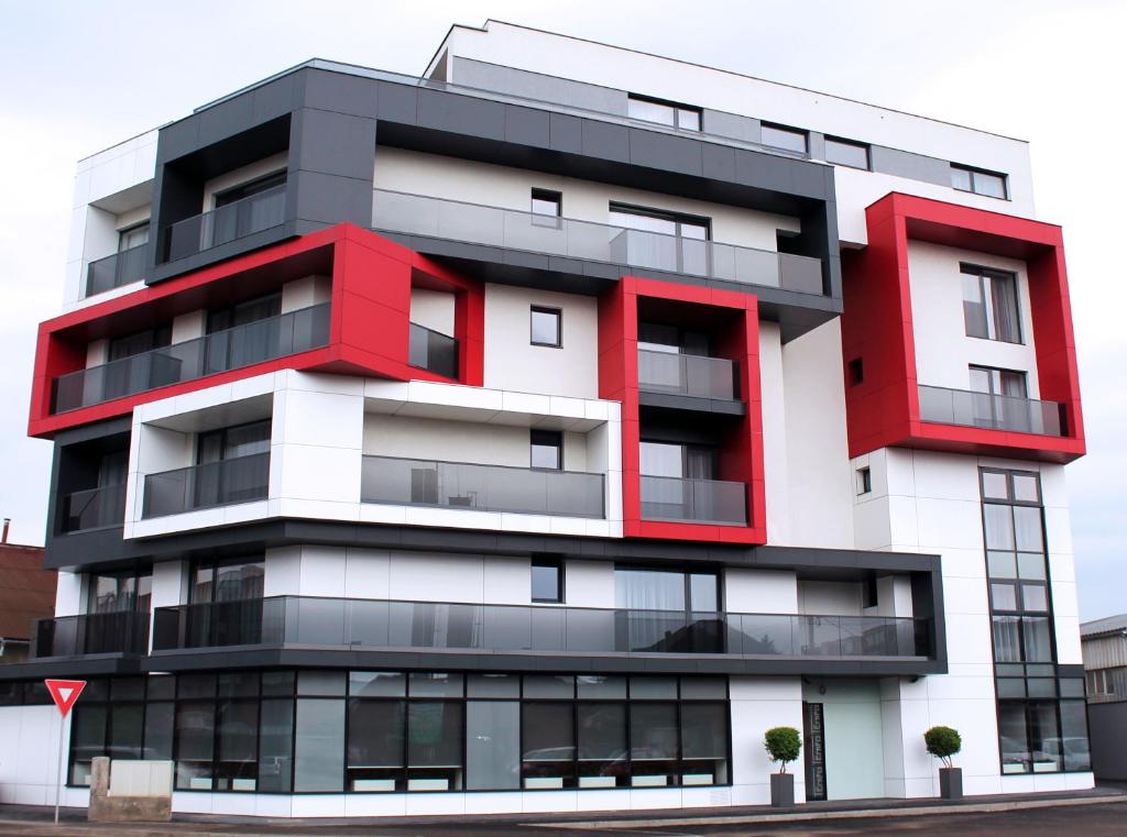 特尔古穆列什天宝酒店的红色和白色的公寓楼